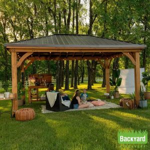 Gazebo en bois Backyard Discovery Barrington de 4,3 x 3,7 m (14 pi x 12 pi) avec toit pointu en acier galvanisé